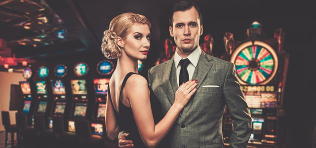 カジノで遊ぶ男性と女性